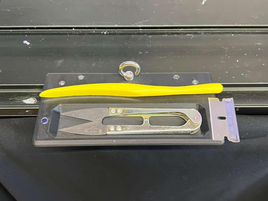 Thread runner with tray and magnets